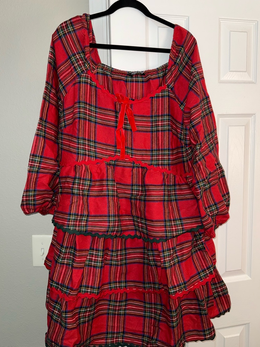 Plain dress with pockets and long sleeves